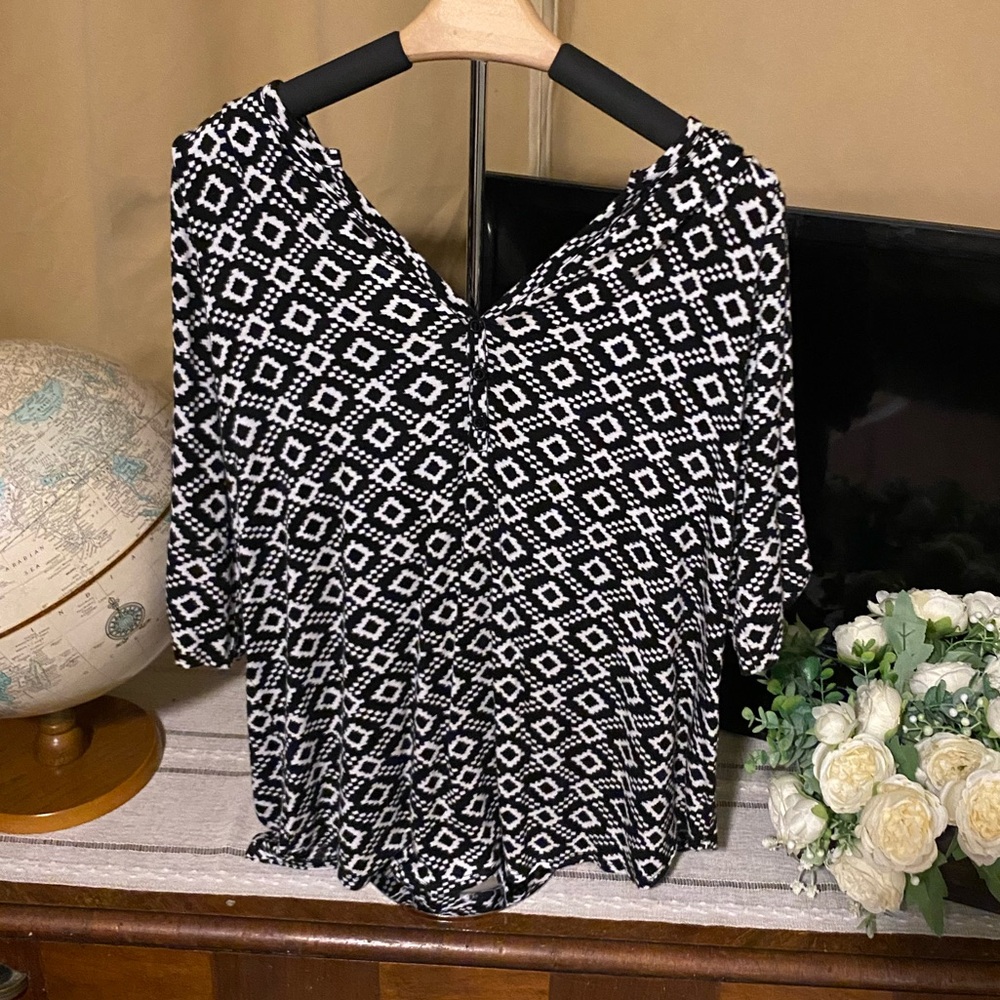 Market & Spruce Black and White Diamond Pattern Blouse